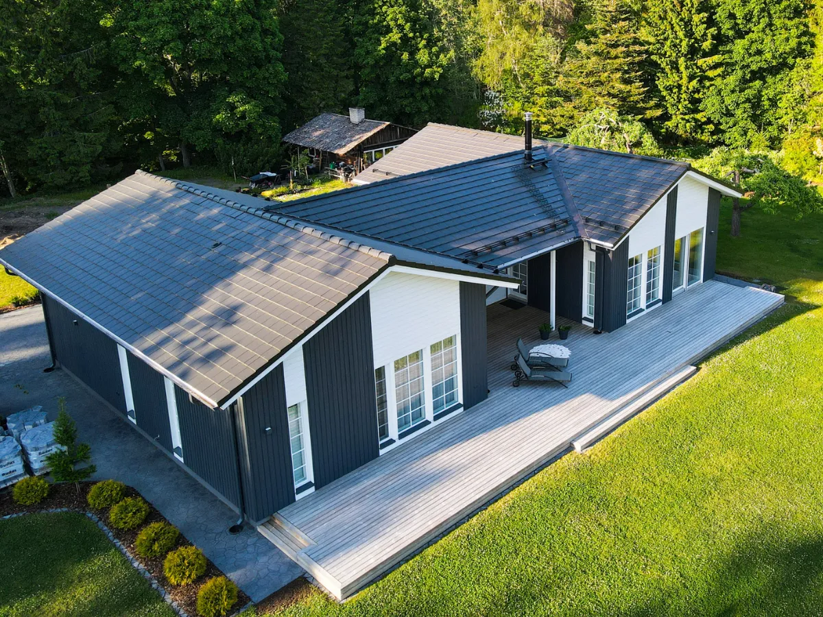 Soome Maja puitmaja, elementmaja Projekt Teder. Tumehall ja valge puitfassaad.