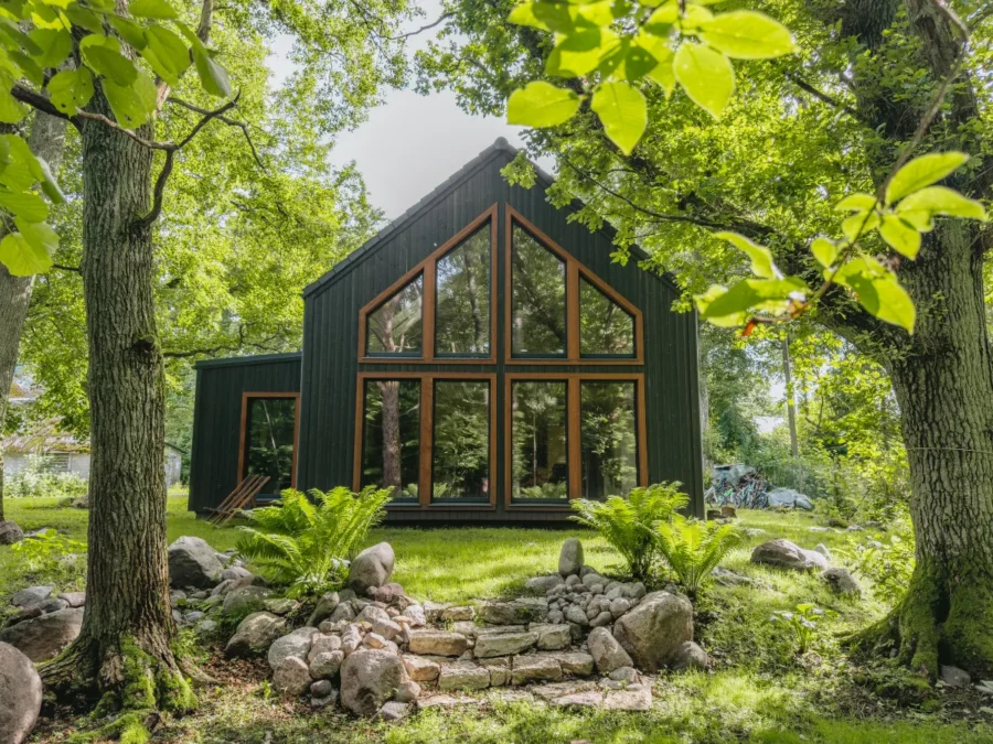 Soome Maja puitelementmaja, Ööbik majaprojekt pruuni puitfassaadiga.