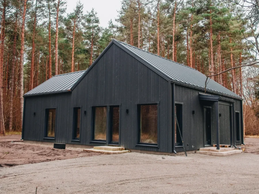 Soome Maja puitmaja, elementmaja projekt Ööbik. Must puitfassaad.