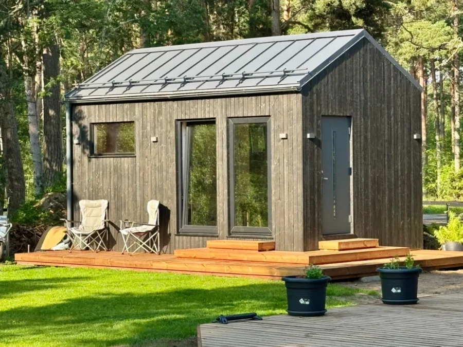 Soome Maja puitmaja, elementmaja projekt Ööbik. Must puitfassaad.